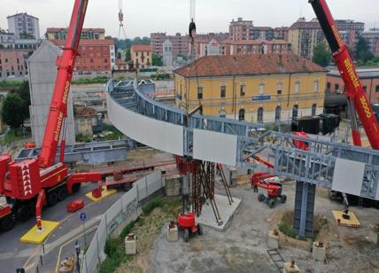 M4 Milano, iniziata l'installazione della passerella in San Cristoforo. FOTO