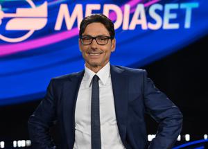 Mediaset cambia tutto, raddoppio nei palinsesti in prima serata: sfida la fiction di Rai1 - La nuova serie tv cult