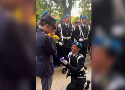 Poliziotta chiede alla collega di sposarla: il picchetto con le rose