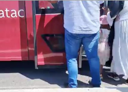 Atac, la porta del bus è rotta: l'autista la apre a mano FOTO e VIDEO