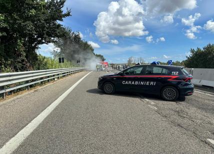 Assalto a un portavalori nel Brindisino: spari e auto in fiamme. VIDEO