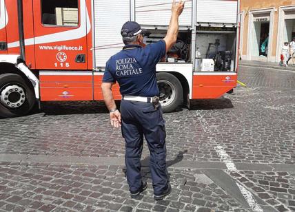 Piazza del Parlamento, fumo nero da un negozio: panico tra la folla e caos