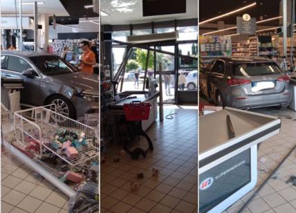 Novantenne perde il controllo dell'auto e sfonda le vetrine del supermercato