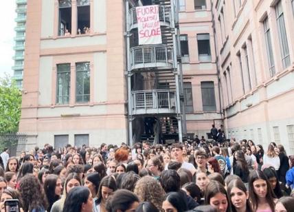 Liceo Tenca, la protesta degli studenti: "Fuori le molestie dalla scuola"