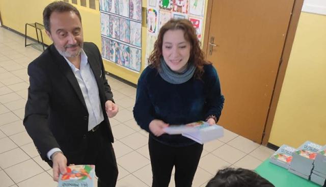 Il sindaco di Buccinasco Rino Pruiti consegna il libro di Veltroni a scuola (da facebook)