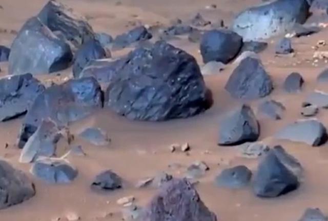 Rocce blu: la superficie di Marte come non si era mai vista. Ecco le nuove immagini della Nasa