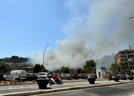 Roma brucia: Monte Mario devastato, fumo al Tribunale e evacuata la sede Rai. Sospesa l'Estate in diretta della De Girolamo