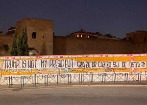 â€œTrump is not my presidentâ€ e su un muro di San Giovanni si scatena la satira alla romana: â€œGrazie ar ca... sei di Ostiaâ€