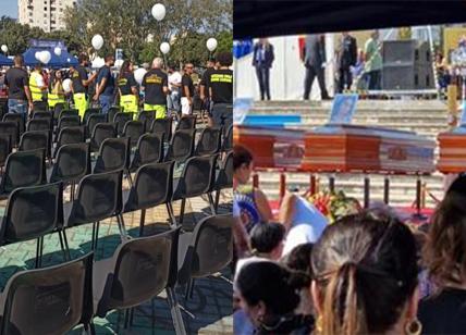 Crollo Scampia, i funerali delle vittime. La piazza semi deserta in segno di protesta contro le istituzioni