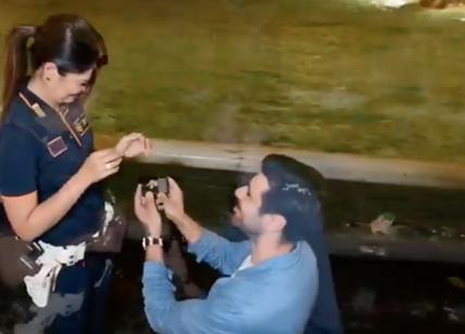 "Mi vuoi sposare?", il sì della vigilessa in servizio a Fontana di Trevi VIDEO