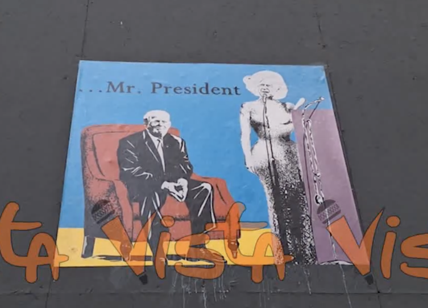 Biden-Marilyn fa gli auguri a "Mr President" Trump, nuovo murale in zona Montenapoleone a Milano
