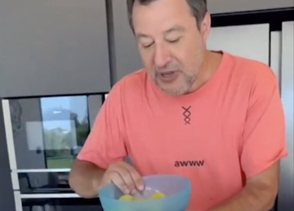 Salvini versione cuoco prepara la frisella di Ferragosto, gli auguri del ministro. VIDEO