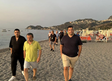 Cateno De Luca, il sindaco con il megafono sgombera le spiagge a Ferragosto: "Uscite, siete circondati"