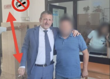 Delmastro al carcere di Brindisi, polemica sulla foto con sigaretta sotto il cartello vietato fumare. Poi cancellata