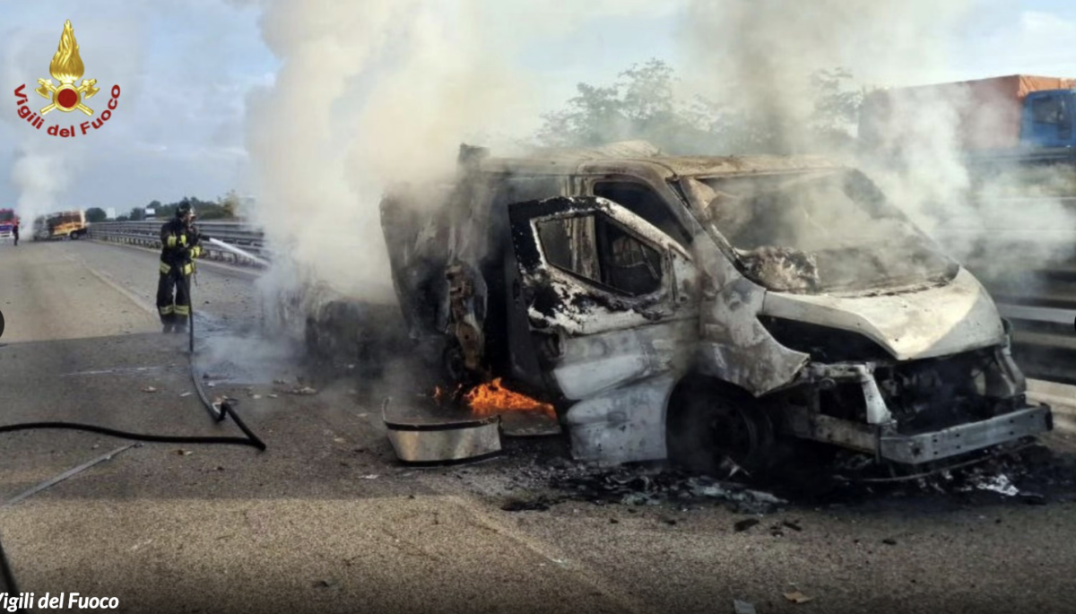 blindato portavalori nel Barese, auto in fiamme