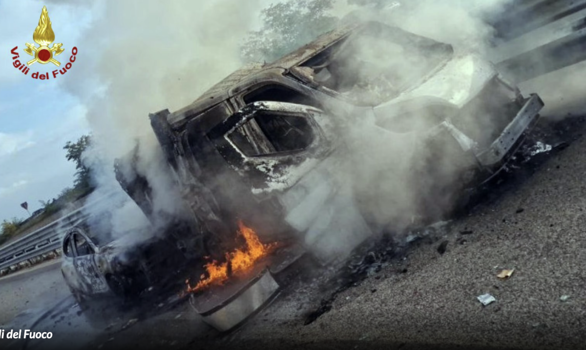 blindato portavalori nel Barese, auto in fiamme