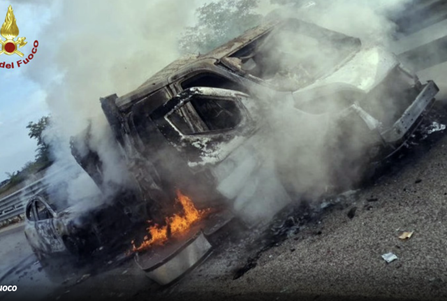 Scene da Far west nel Barese: assalto a un blindato portavalori sulla Ss96. Auto in fiamme e rapinatori in fuga. VIDEO