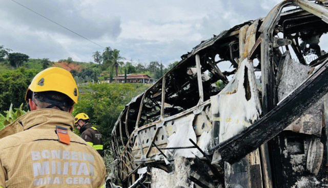 Autobus si schianta e prende fuoco, 22 vittime carbonizzate. Terribile incidente in Brasile. FOTO