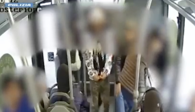 Anziana aggredita a Milano sul bus