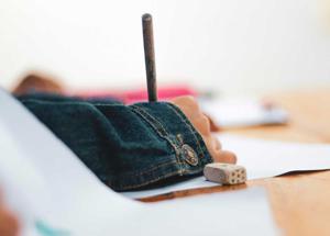 Scuola, cellulari in classe e tablet: la Danimarca controcorrente, in classe i bambini torneranno a scrivere con carta e penna