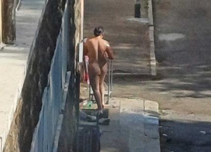 Roma: nudi, si lavano all'ingresso del Cimitero del Verano. Il video denuncia del leghista Fabrizio Santori