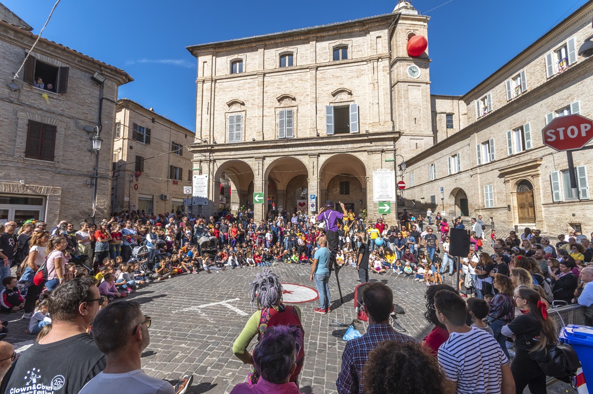 Clown&Clown Festival - Lo spettacolo in piazza del 2022 (Foto di Mauro Salvatelli)