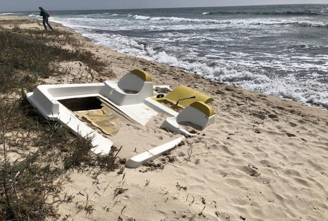 rifiuti e pedalò rotti  a Calamarina, Pula,  in  Sardegna