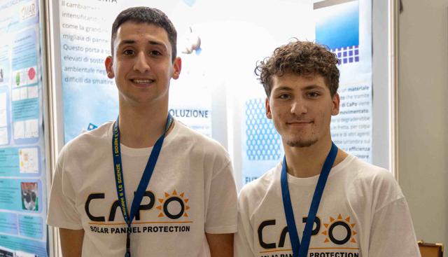 Andrea Bellini, Manuel Vanoni, dell'I.S. Fermi di Mantova premiati dalla FAST- Commissione europea per il progetto CaPo sui pannelli fotovoltaici a Milano 