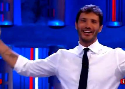 Affari Tuoi show, Stefano De Martino cala due 'jolly' di Amadeus (e strapazza Paperissima Sprint negli ascolti tv)