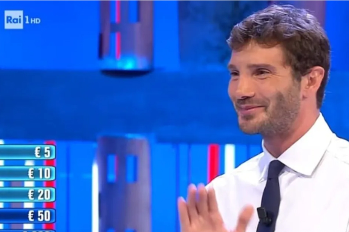 https://www.affaritaliani.it/static/upl2024/stef/0001/stefano-de-martino-affari-tuoi33.jpg