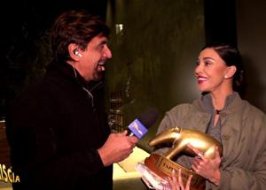 Belen Rodriguez riceve il Tapiro D'oro dei record e poi confessa: "Da adesso divento lesbica"