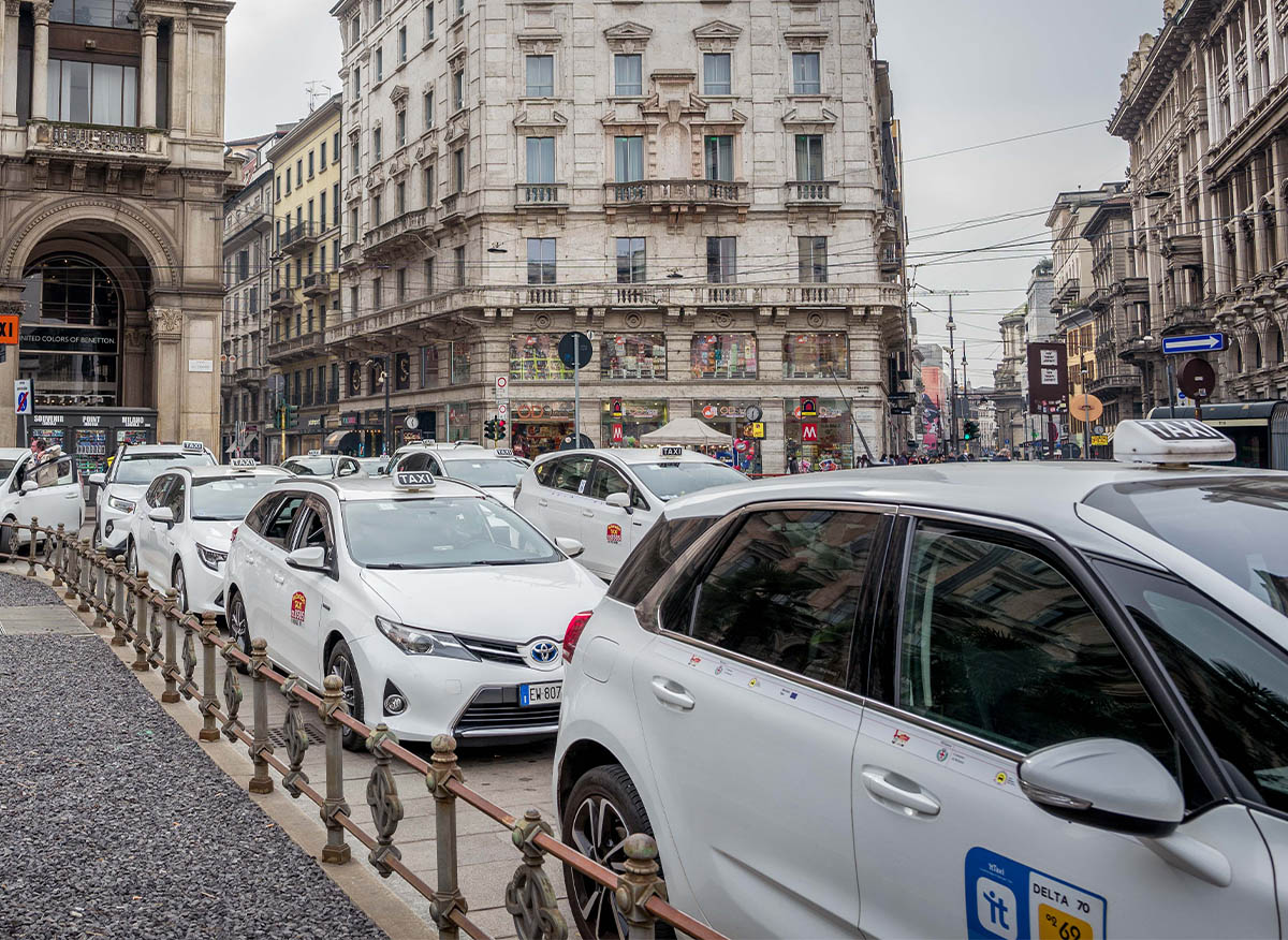 Dalle licenze alle code: i taxi sono il nuovo "organo costituzionale" 