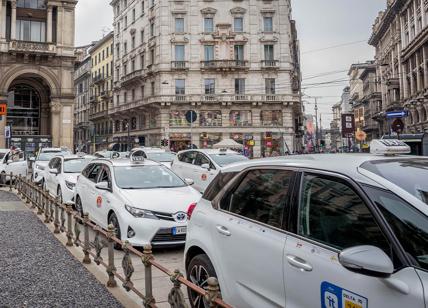 Taxi, poche licenze e code infinite: la casta intoccabile diventata un nuovo "organo costituzionale"