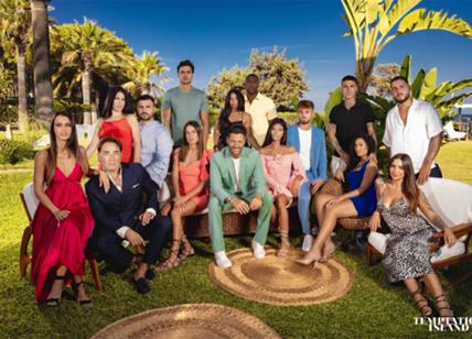 Ascolti tv, Temptation Island parte a razzo: Canale 5 stravince contro Rai1. E Bianca Berlinguer...