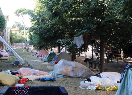 Benvenuti a Roma, escrementi e rifiuti nella tendopoli dei disperati a Termini