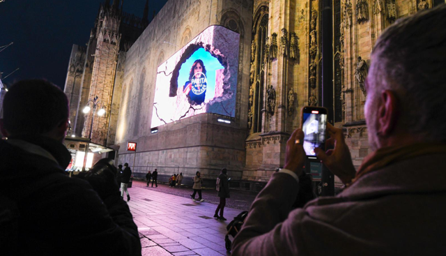 TIM, in Piazza Duomo a Milano lo spot in 3D contro i pregiudizi di genere