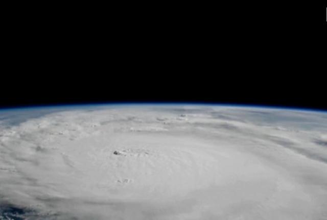 Florida colpita dalla tempesta, l'uragano Milton potrebbe essere il peggiore del secolo. Le immagini dallo spazio 