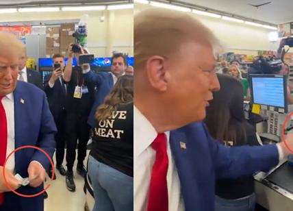 Trump come zio Paperone: regala una banconota da 100 dollari a una madre per pagare la spesa al supermercato. Bufera sui social