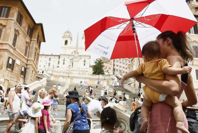 Iperturismo, Roma soffoca: “Diventa invivibile, genera tensioni tra residenti e turisti e danni all'ecosistema”. La ricerca Ipsos