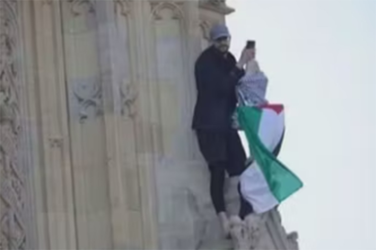 https://www.affaritaliani.it/static/upl2024/uomo/uomo-bandiera-palestina-big-ben1.jpg