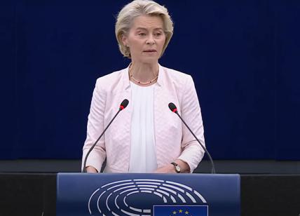Commissione Ue, von der Leyen parla agli eurodeputati e cerca il bis: tante rassicurazioni ai Verdi. A Meloni promette "nuove modalità di contrasto all'immigrazione"