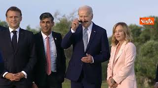Biden si distrae dopo il lancio dei paracadutisti al G7, Meloni lo riporta nel gruppo dei leader