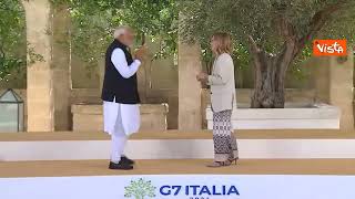 G7, Meloni accoglie il Primo Ministro indiano Modi che la saluta con il tradizionale "Namaste"