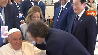 L'arrivo tra gli applausi di Papa Francesco alla riunione del G7, Milei lo abbraccia