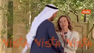 Meloni alza gli occhi in cielo dopo una battuta, l'accoglienza al Presidente emiratino Bin Zayed