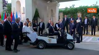 L'arrivo di Meloni con Papa Francesco in papamobile per la foto di famiglia del G7