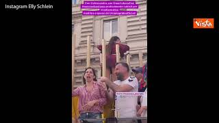"Praticamente cubisti", Schlein canta e balla sul carro di Annalisa al Roma Pride 2024
