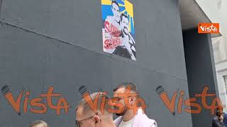 A Milano Vannacci e Salvini "Coppia dell'estate", i due abbracciati nell'ultimo murale di Rigaff