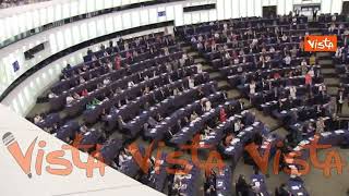 Standing ovation per von der Leyen da eurodeputati "centristi", destra e sinistra non applaudono