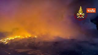 Incendio di rifiuti a Scampia, l'intervento dei Vigili del fuoco
